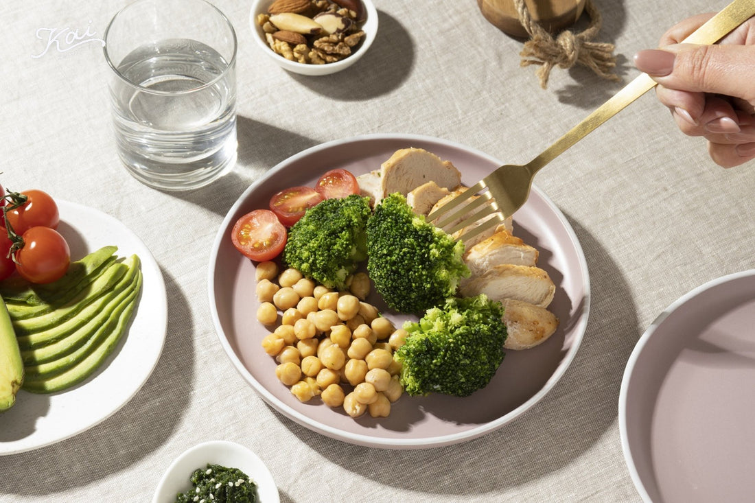 A keto plate with broccoli, chickpeas, grilled chicken, and cherry tomatoes; sliced avocado on the side — 生酮飲食與康普茶 · Keto diet and kombucha