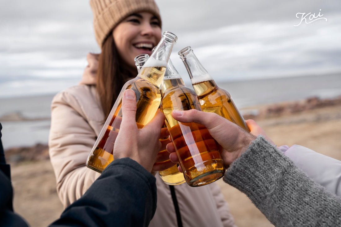 Three friends clinking beer bottles outdoors by the sea — 康普茶 vs. 啤酒：健康與享受兼得 · Kombucha vs. beer: health meets enjoyment